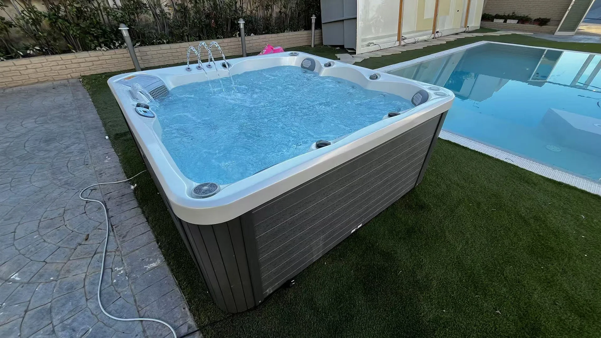 Vasche idromassaggio da esterno Joyee presso Victoria Piscine a Vittoria, Ragusa, Sicilia