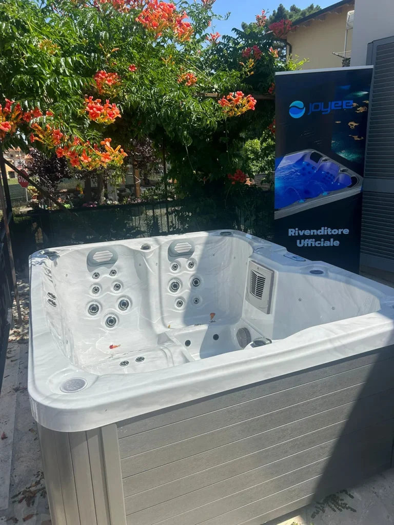 Piscine idromassaggio Joyee presso Aqvam Piscine e Benessere a Sinalunga 4
