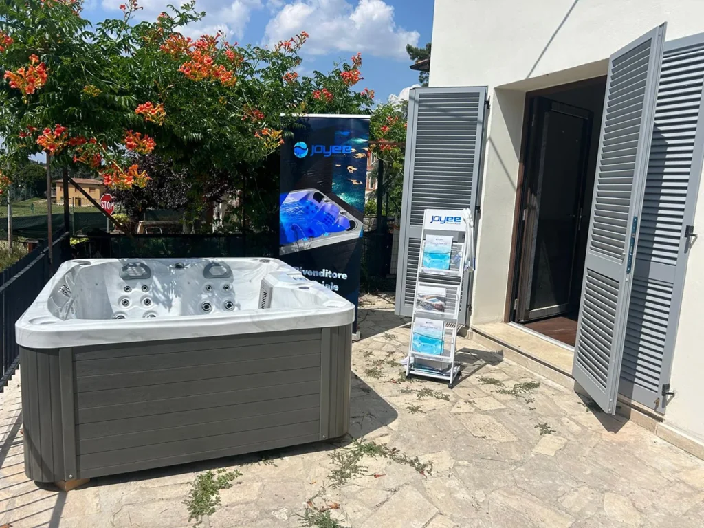 Piscine idromassaggio Joyee presso Aqvam Piscine e Benessere a Sinalunga 6