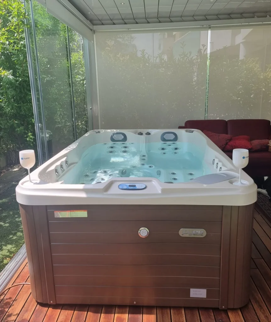 Piscina idromassaggio Wellington di Joyee presso Infinity a San Giustino, Perugia, Umbria 4