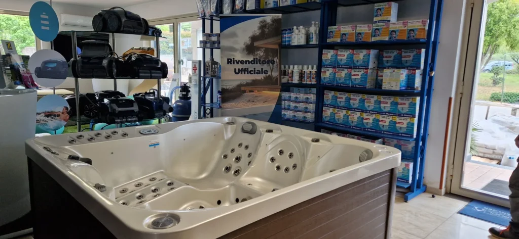 Piscine idromassaggio Joyee presso Linea Sport 94 a Vittoria, Ragusa, Sicilia 3