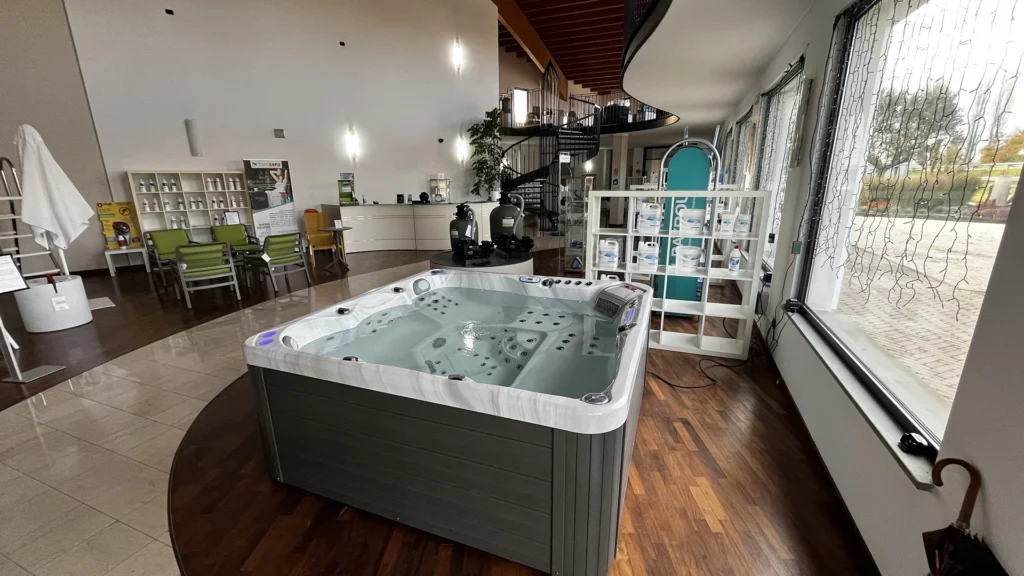 Piscine idromassaggio Joyee presso Mondo Blu a Manerbio, Brescia, Lombardia 2