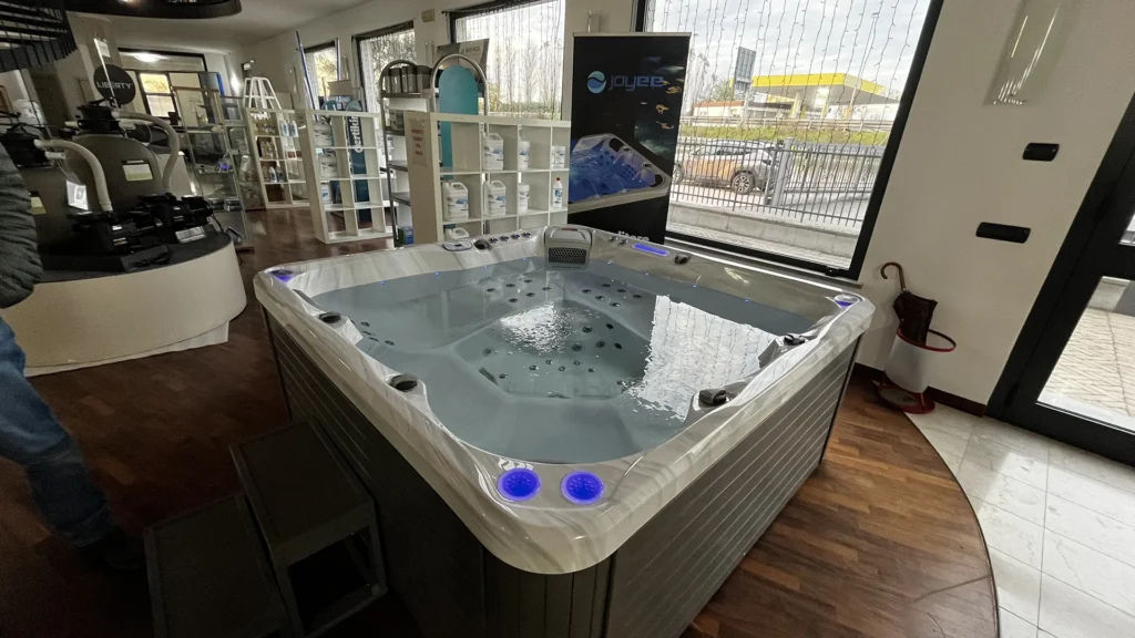 Piscine idromassaggio Joyee presso Mondo Blu a Manerbio, Brescia, Lombardia 3