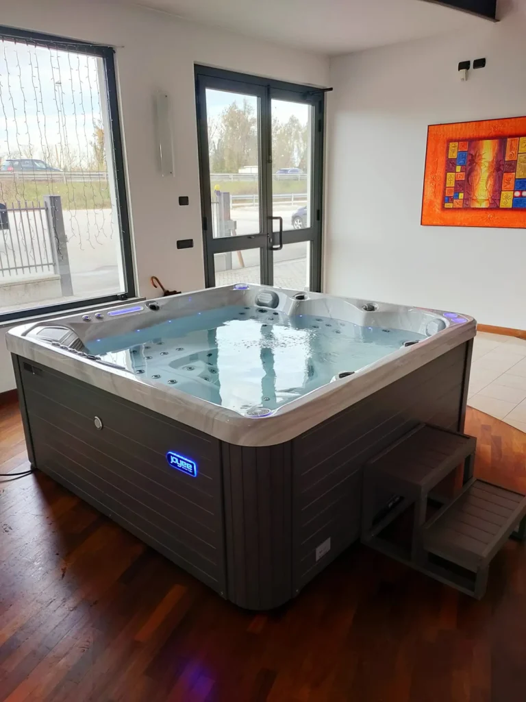 Piscine idromassaggio Joyee presso Mondo Blu a Manerbio, Brescia, Lombardia 4