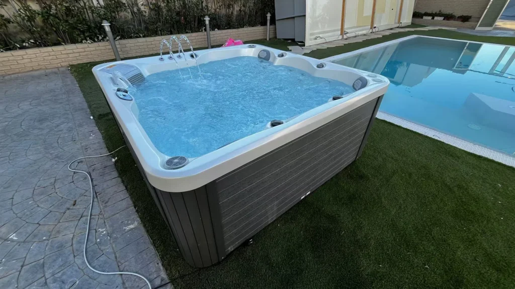 Vasche idromassaggio da esterno Joyee presso Victoria Piscine a Vittoria, Ragusa, Sicilia 2