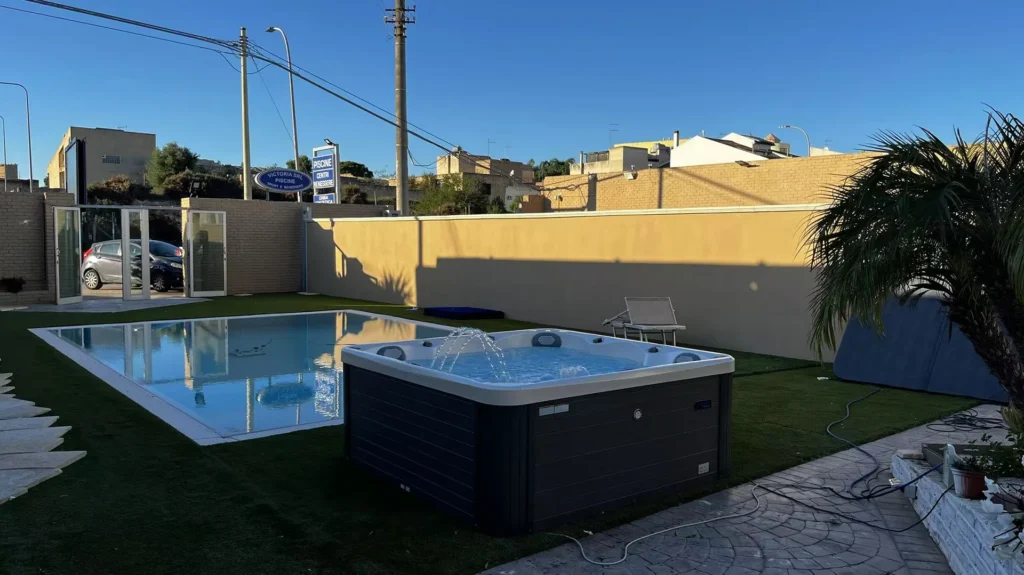 Vasche idromassaggio da esterno Joyee presso Victoria Piscine a Vittoria, Ragusa, Sicilia 3