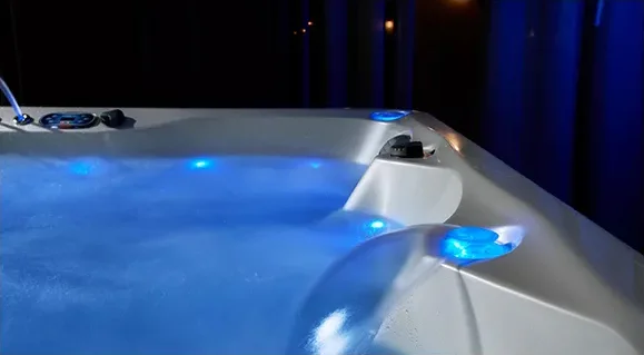 Cascate popup illuminate a LED integrate nel bordo di una spa Joyee
