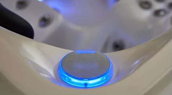 Altoparlante Bluetooth impermeabile con illuminazione LED integrato in una spa Joyee