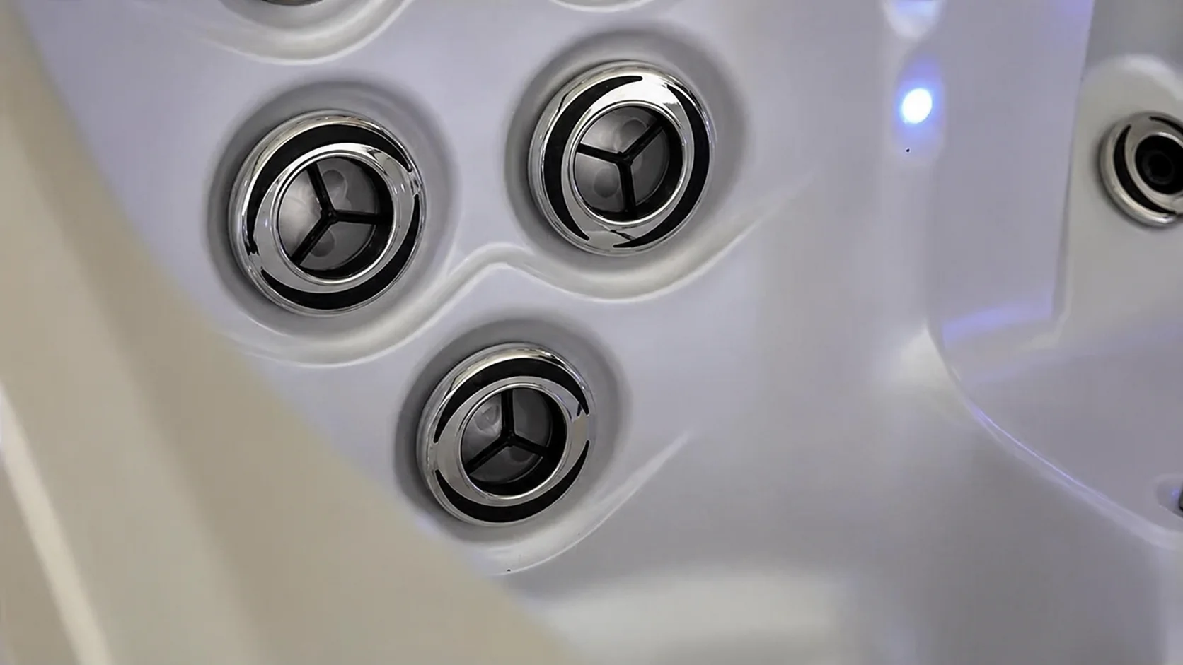 Doppi getti rotanti con illuminazione LED integrati in una spa Joyee