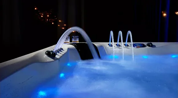 Fontana inclinata a LED in una piscina idromassaggio Joyee
