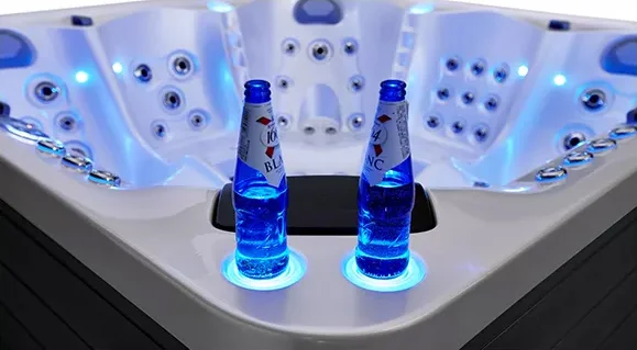 Portabicchieri con illuminazione LED integrato in una spa Joyee